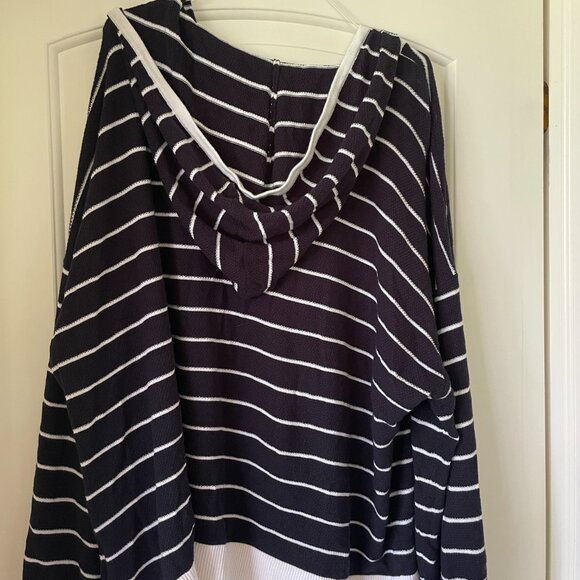 Black & White Striped Hooded Light Knit Sweater - Claire France - Picture 4 of 4